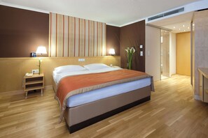 2 quartos, cofres nos quartos, escrivaninha, quartos à prova de som