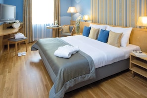 Quarto casal executivo | Cofres nos quartos, escrivaninha, quartos à prova de som