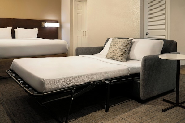 A hotel room with a bed, a sofa, and a small table. - Residence Inn by Marriott Pasadena Arcadia (Arcadia)