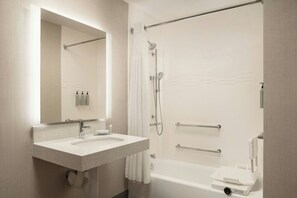 Studio, 1 suuri parisänky ja vuodesohva (Mobility/Hearing Accessible, Tub) | Tallelokero huoneessa, työpöytä, silitysrauta/-lauta, ilmainen Wi-Fi