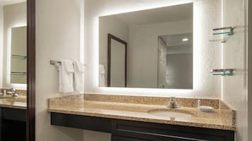 Combined shower/tub, free toiletries, hair dryer, towels