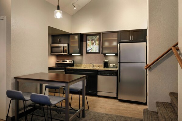 Suite, 2 habitaciones, no fumadores | 1 dormitorio, caja fuerte, escritorio y tabla de planchar con plancha