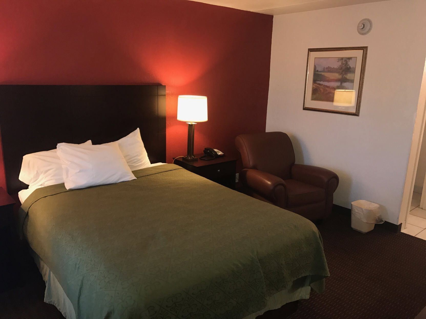 Skrivebord, strykejern/-brett og barnesenger (inkludert)