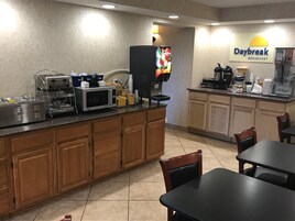 Café da manhã para viagem grátis todos os dias