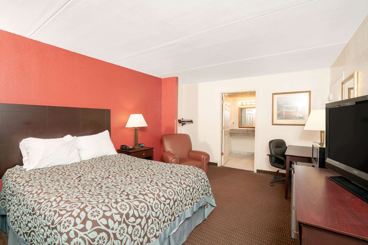 Room, 1 Queen Bed, Accessible, Non Smoking | Desk, iron/ironing board, free cribs/infant beds, free WiFi