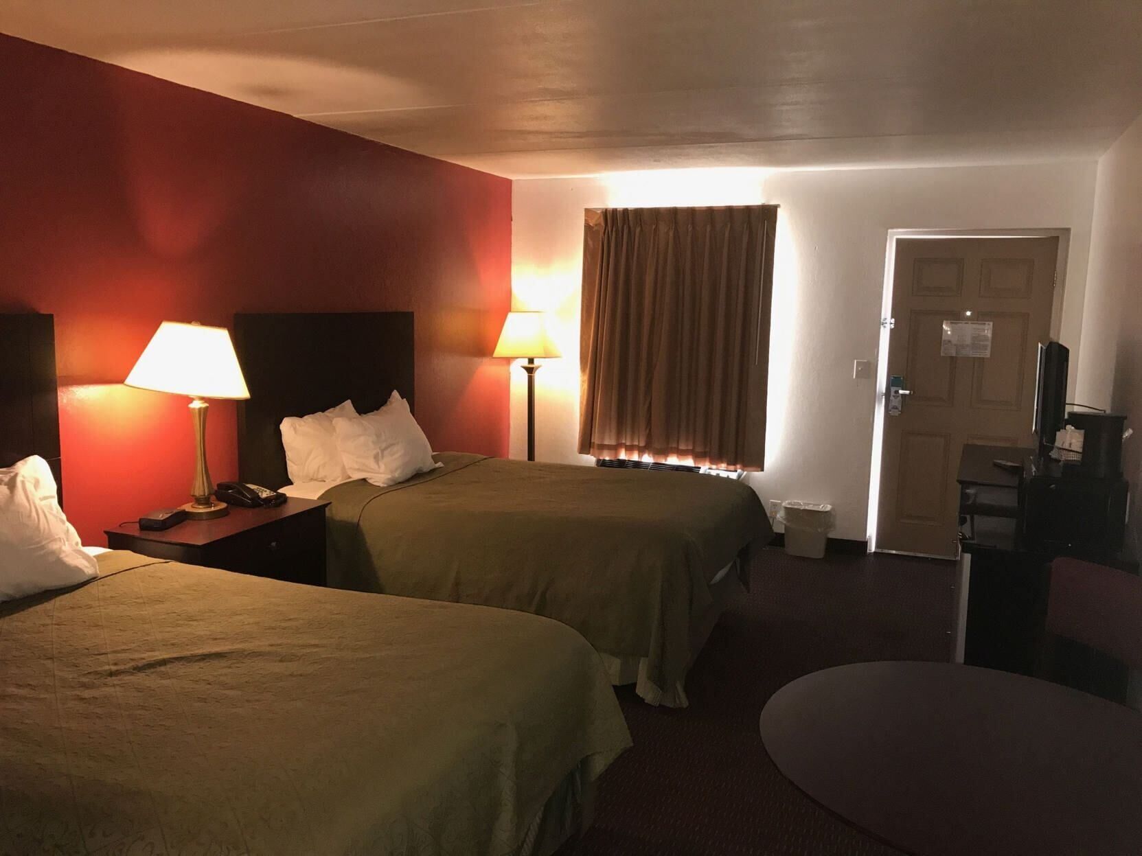 Skrivebord, strykejern/-brett og barnesenger (inkludert)