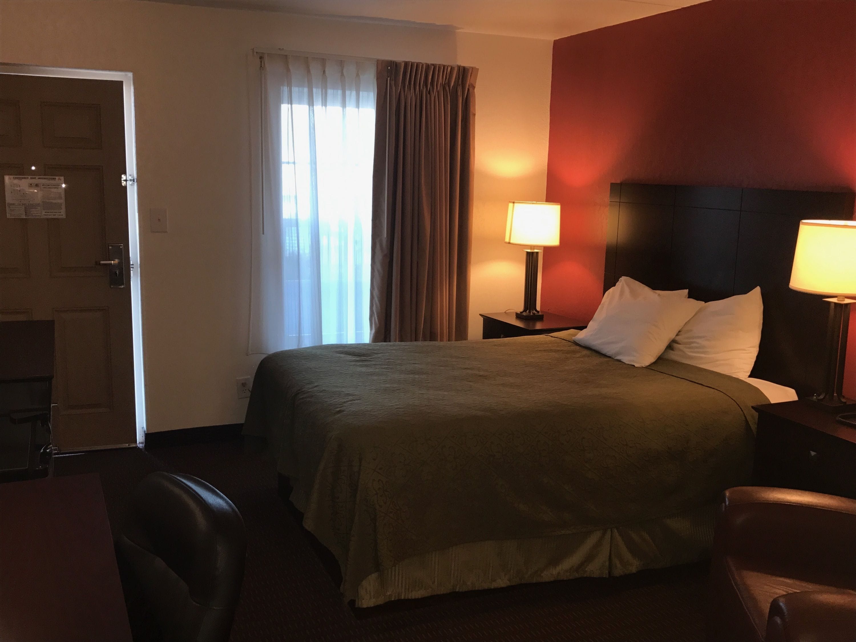 Een bureau, een strijkplank/strijkijzer, gratis babybedden, gratis wifi