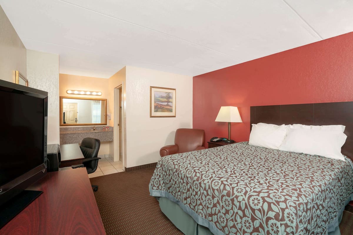 Room, 1 Queen Bed, Smoking | Desk, iron/ironing board, free cribs/infant beds, free WiFi