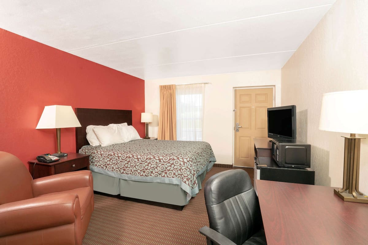 Room, 1 Queen Bed, Non Smoking | Desk, iron/ironing board, free cribs/infant beds, free WiFi