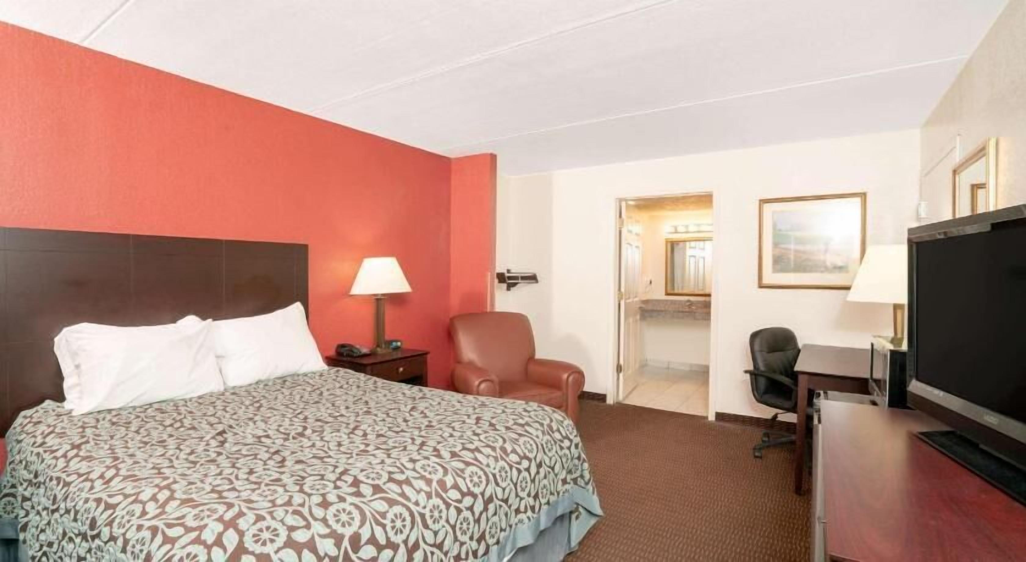 Skrivebord, strykejern/-brett og barnesenger (inkludert)