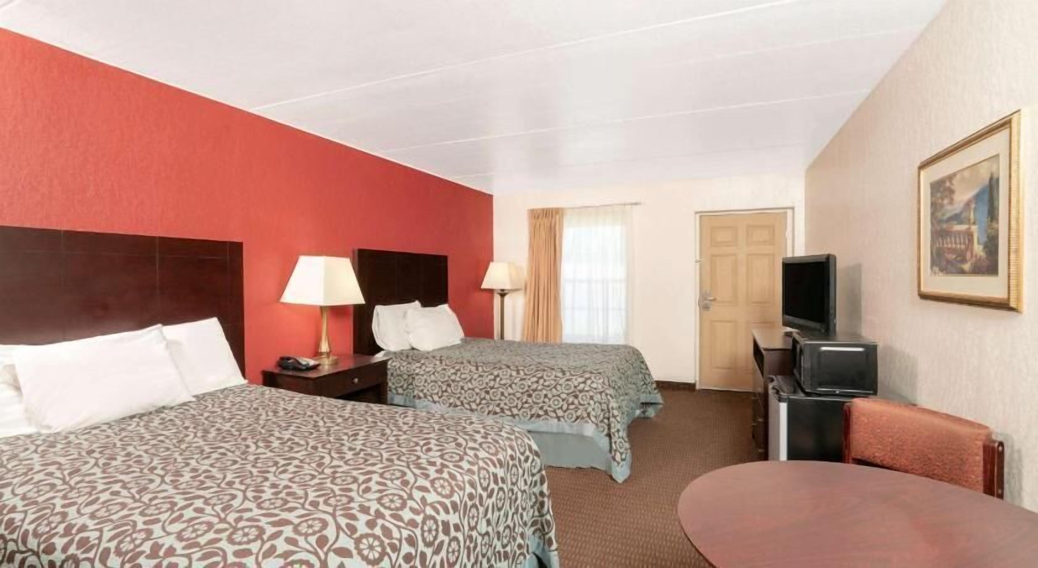 Skrivebord, strykejern/-brett og barnesenger (inkludert)