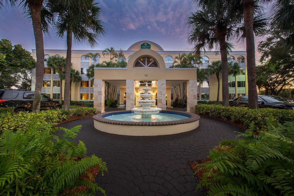 La Quinta Inn & Suites by Wyndham Deerfield Beach I-95