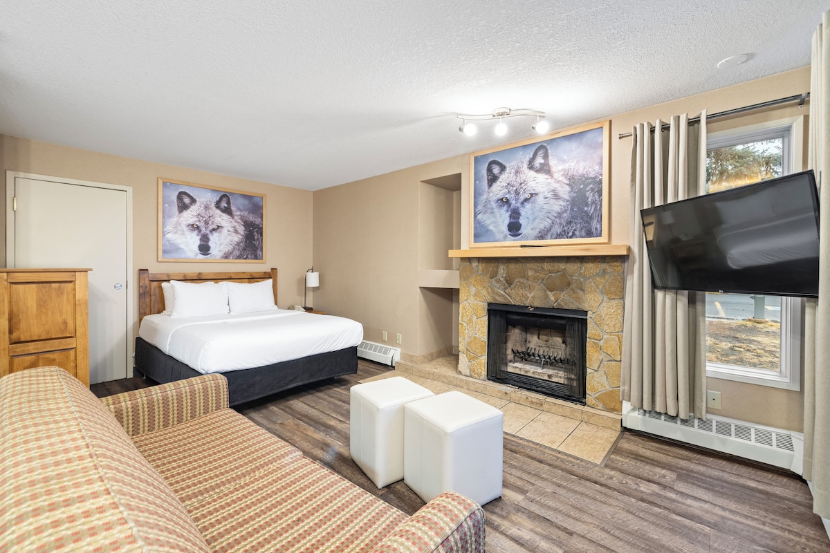 Studio, 1 Queen Bed | Living area