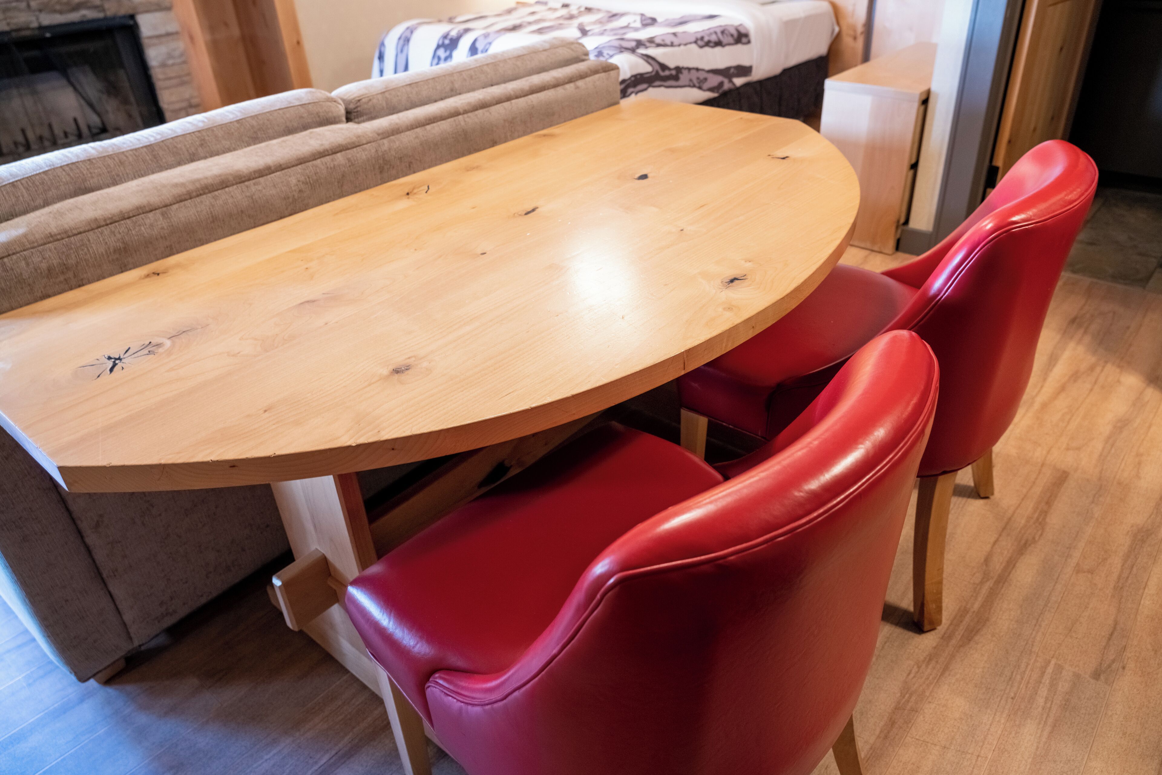 Superior-Studio | Hochwertige Bettwaren, Zimmersafe, Bügeleisen/Bügelbrett