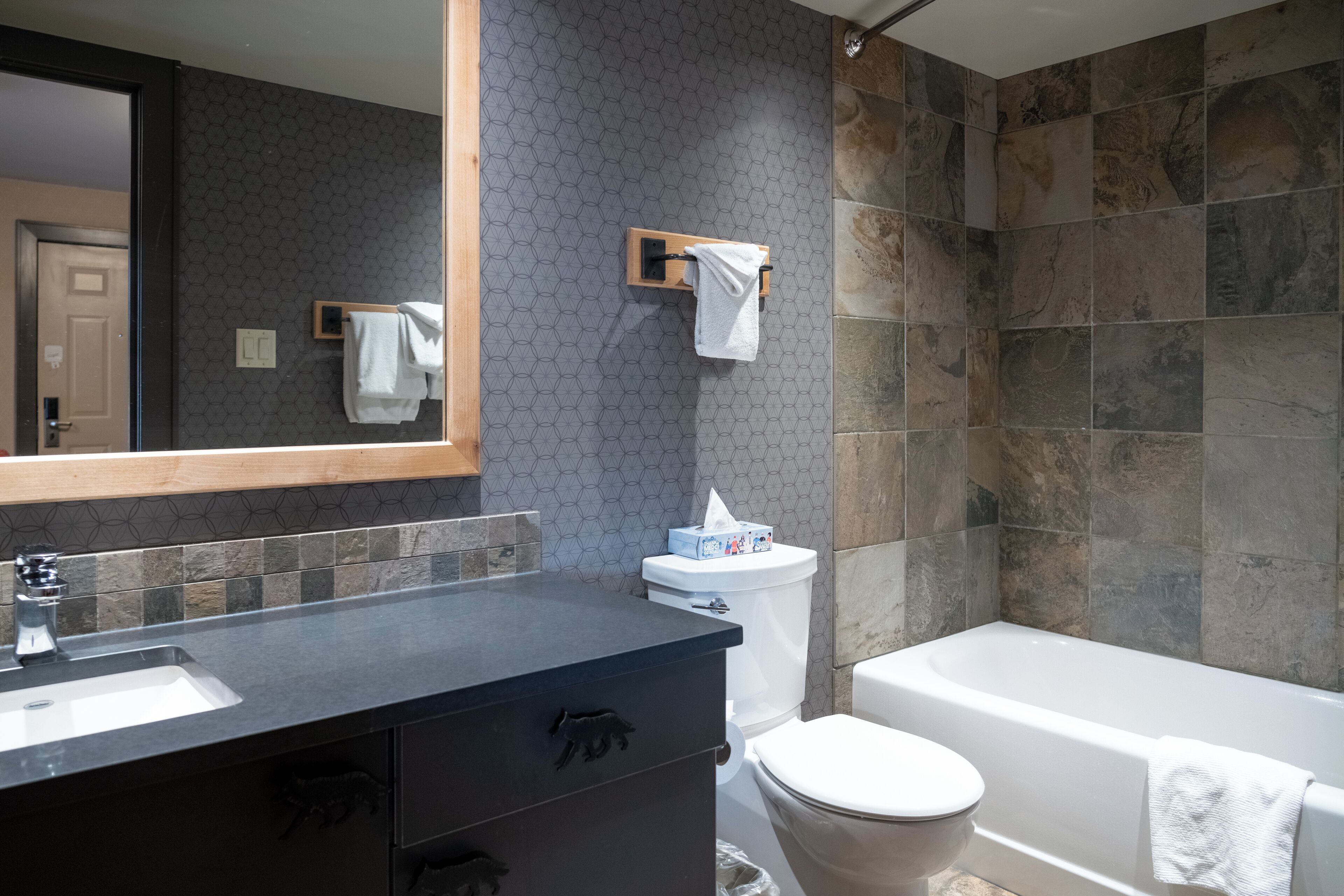 Superior-Loft | Badezimmer | Duschwanne, umweltfreundliche Kosmetikartikel, Haartrockner, Handtücher