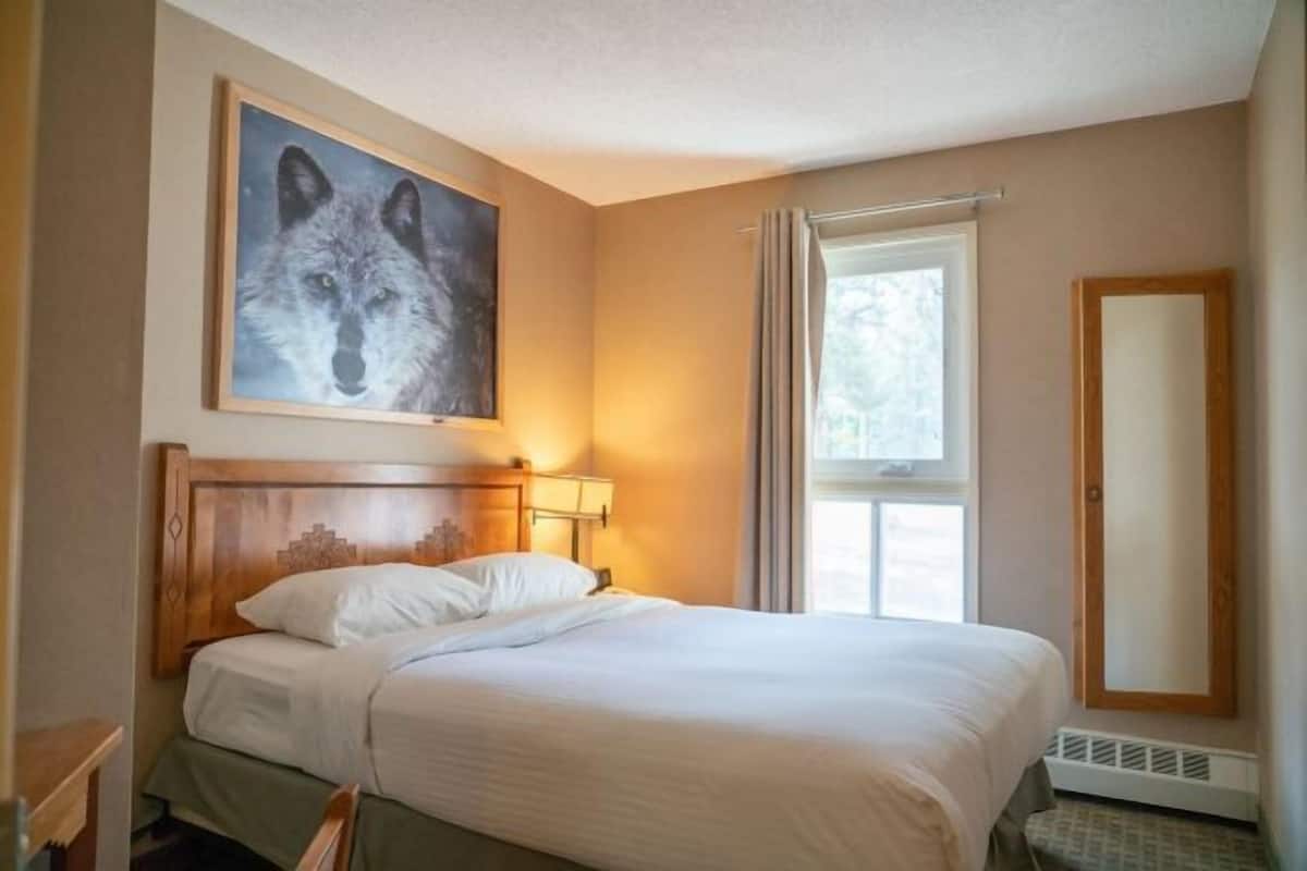 Premium bedding, in-room safe, iron/ironing board, free WiFi