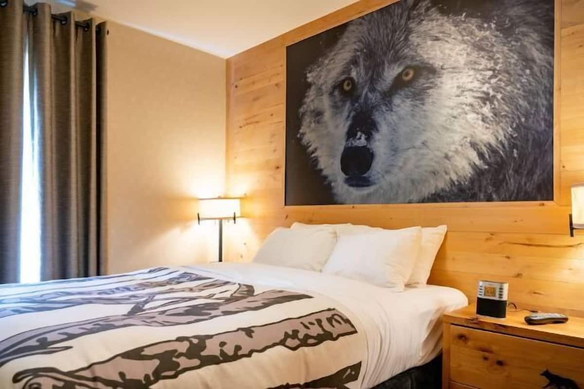 Premium bedding, in-room safe, iron/ironing board, free WiFi