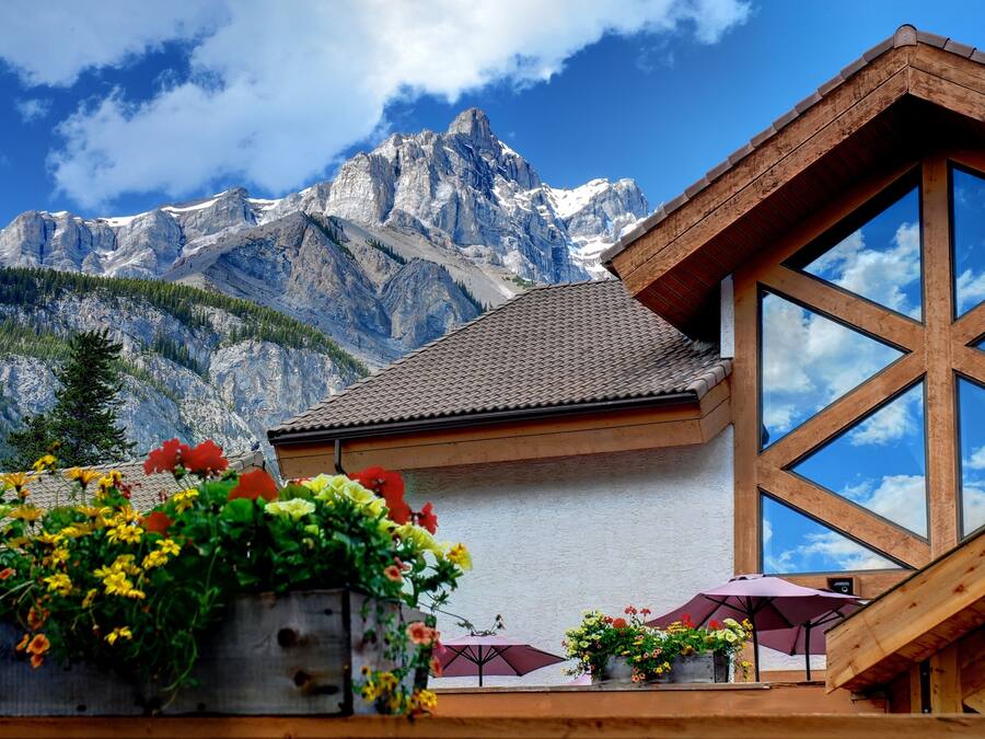 Un edificio con ventanas amplias y vistas a la montaña.
