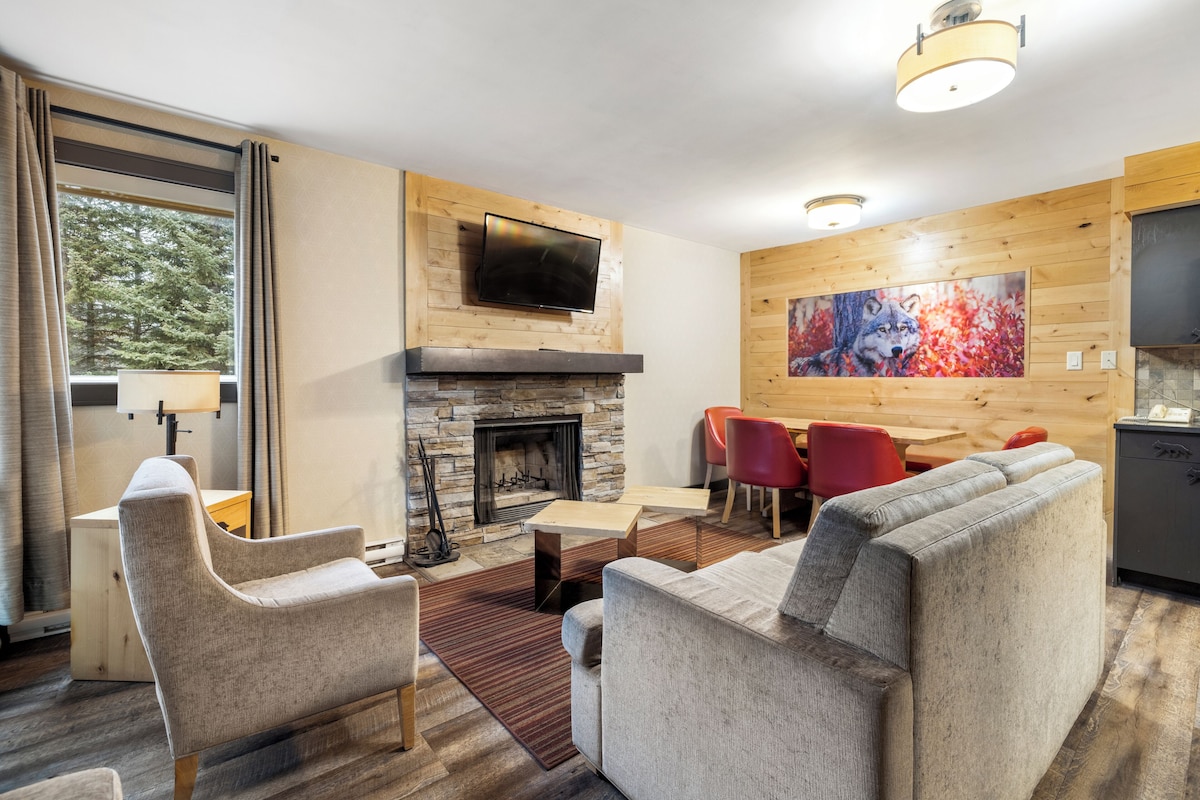 Suite (Two Bedroom Wolf) | Living area