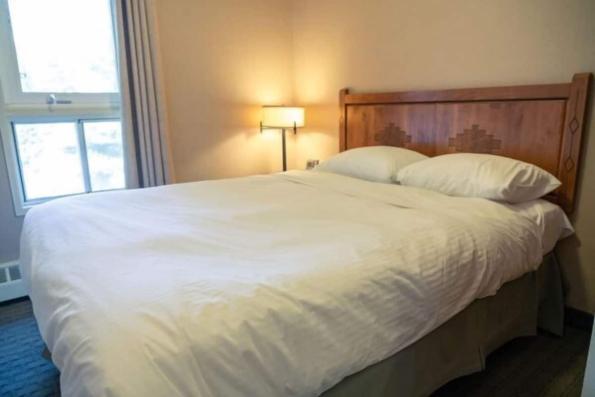 Premium bedding, in-room safe, iron/ironing board, free WiFi