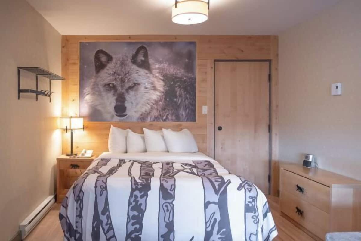 Premium bedding, in-room safe, iron/ironing board, free WiFi