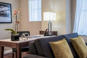 Luxe beddengoed, pillowtop-bedden, een kluis op de kamer, een bureau