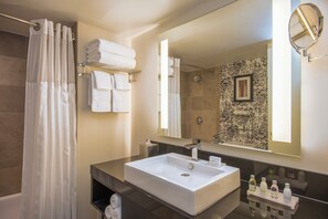 Ensemble douche/baignoire, articles de toilette de luxe, sèche-cheveux