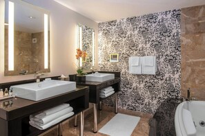 Combined shower/bathtub, designer toiletries, hair dryer, towels