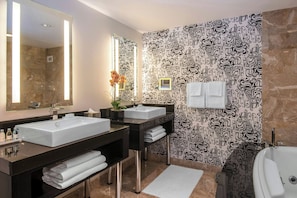 Combined shower/bathtub, designer toiletries, hair dryer, towels