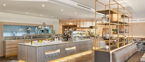 Serveert ontbijt, lunch, diner, internationale gerechten, buitendiner