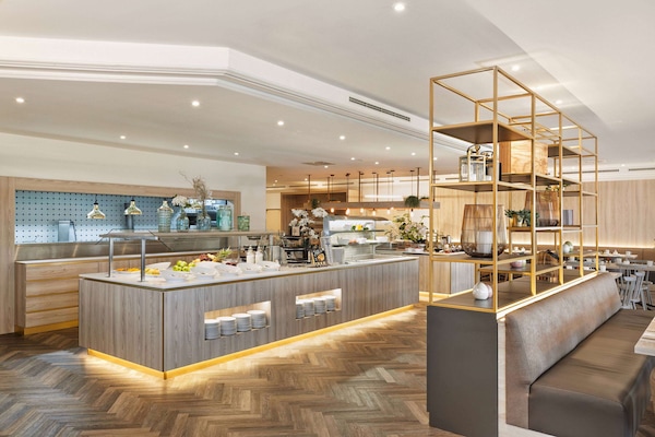 Se sirven desayunos y cocina internacional (con mesas al aire libre)