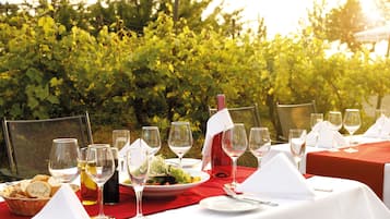 Breakfast, lunch, dinner served; international cuisine, alfresco dining