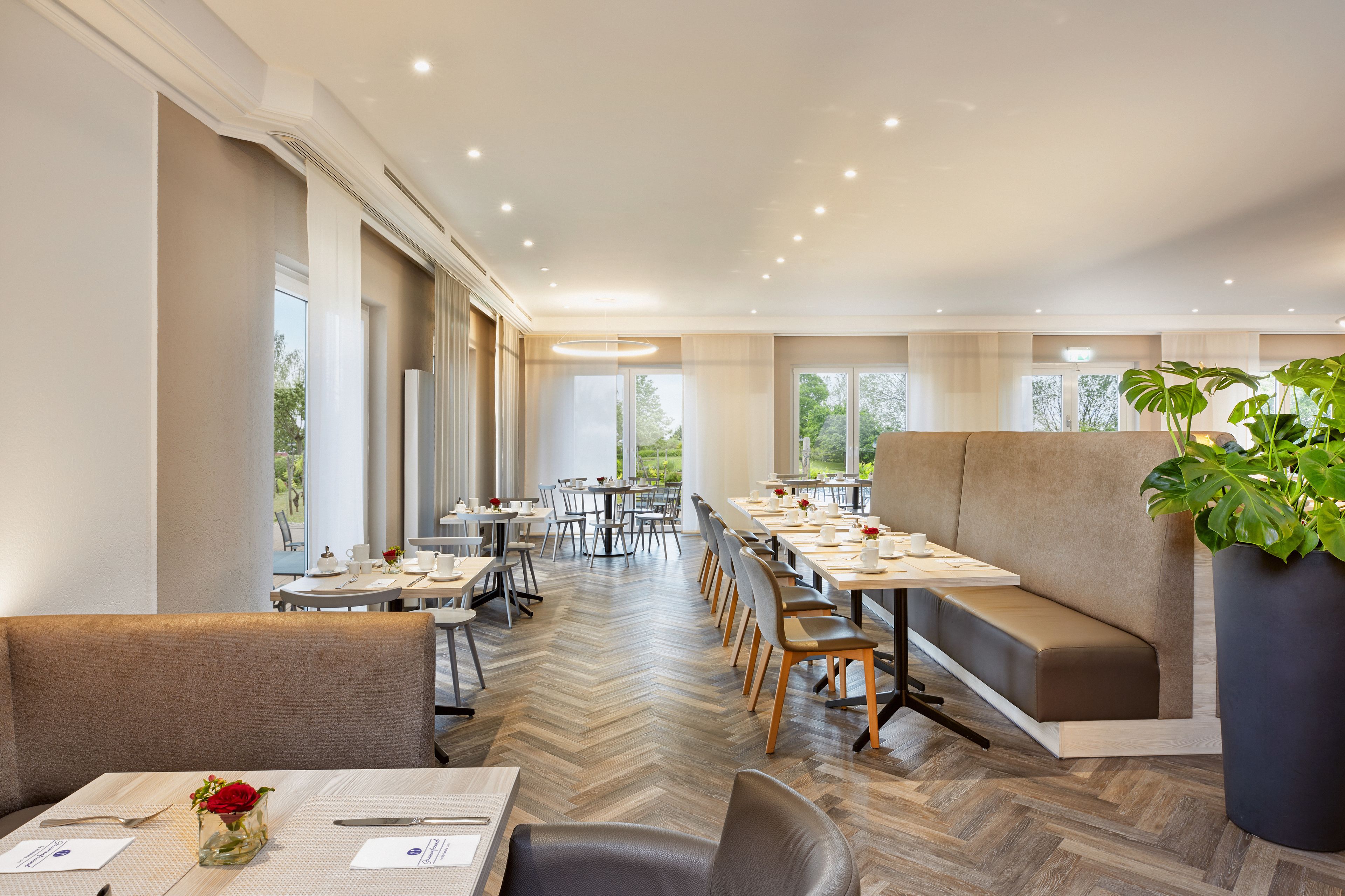 breakfast, lunch served; international cuisine, al fresco dining