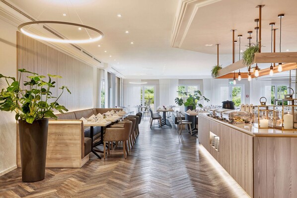 Se sirven desayunos y cocina internacional; con mesas al aire libre