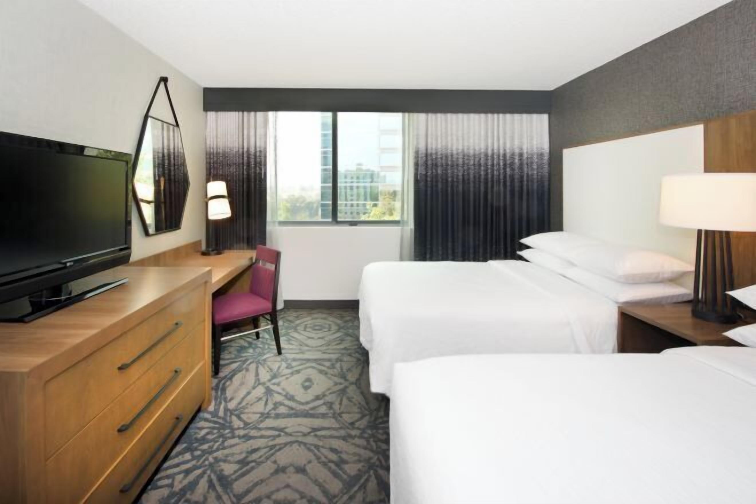 1 多间卧室、高档床上用品、加厚床垫、客房内保险箱