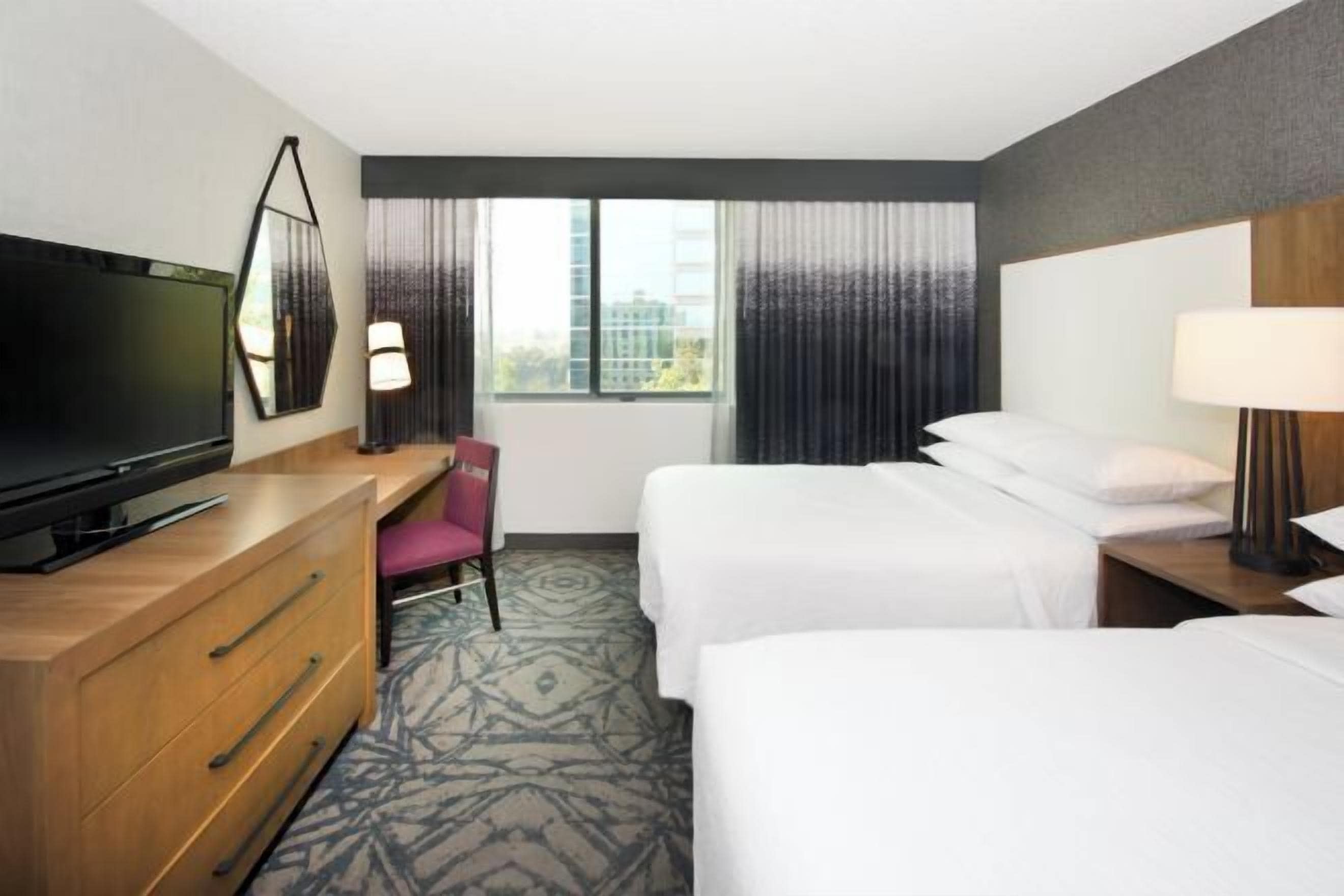 1 多间卧室、高档床上用品、加厚床垫、客房内保险箱