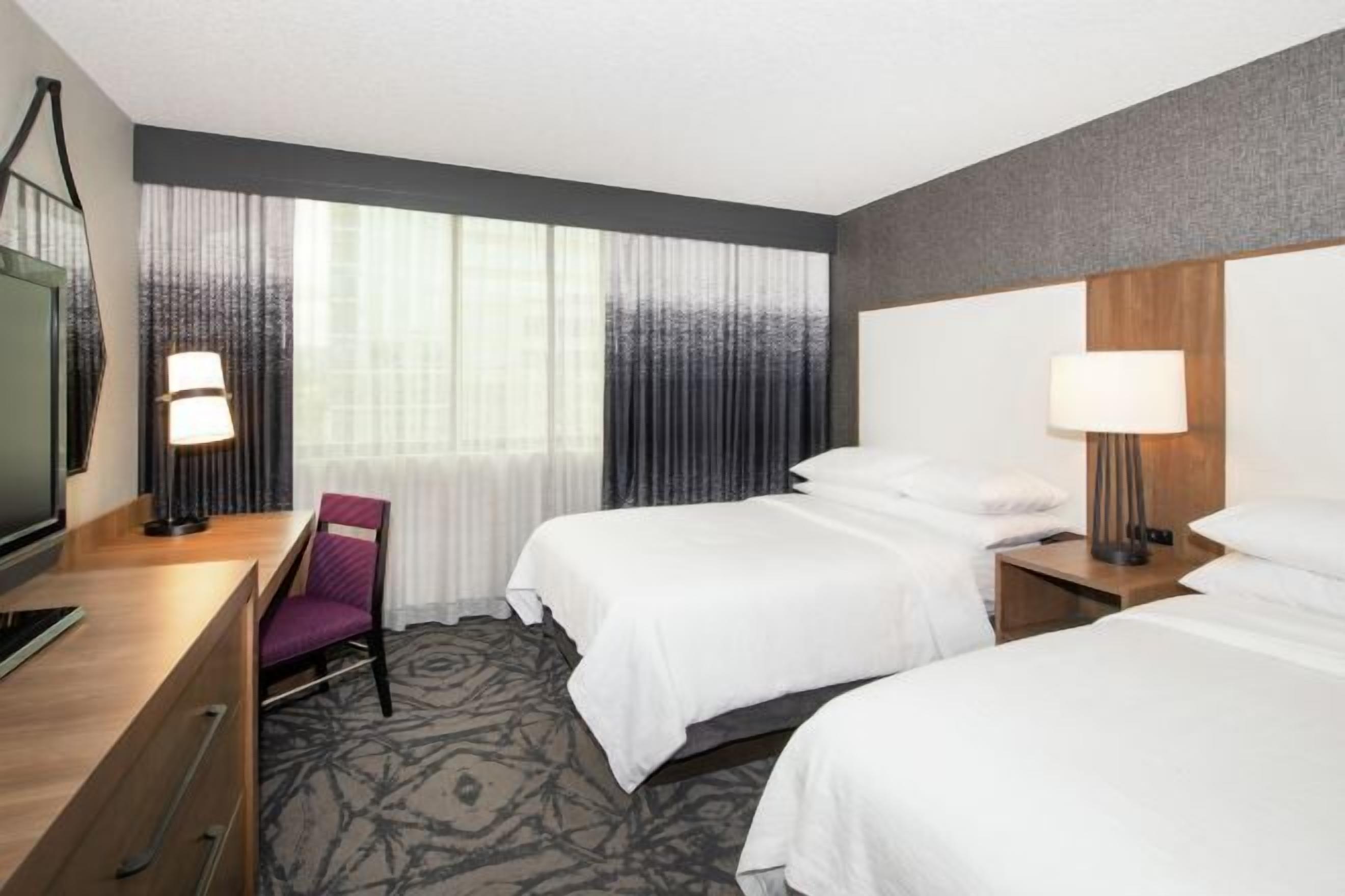 1 多间卧室、高档床上用品、加厚床垫、客房内保险箱