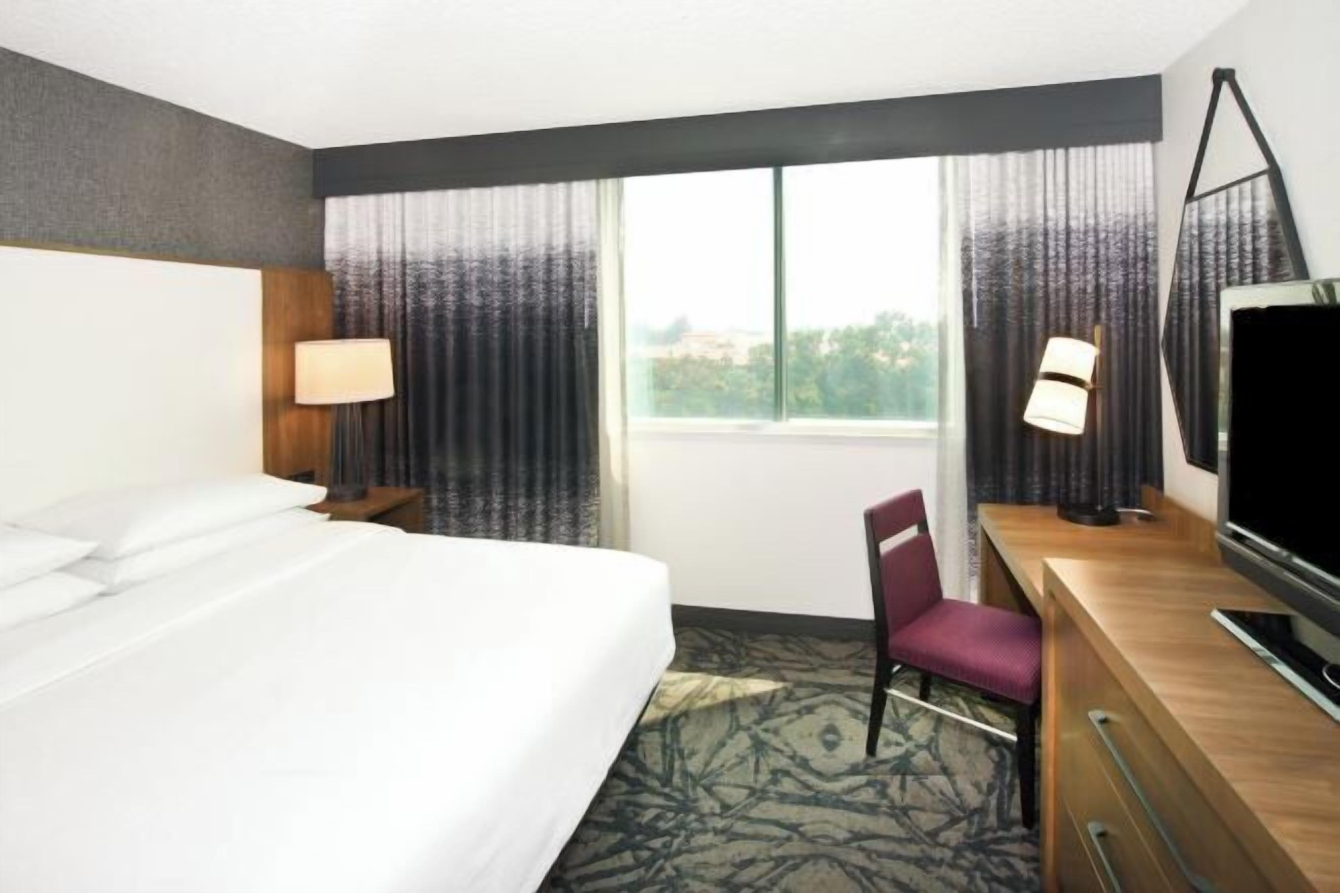 1 多间卧室、高档床上用品、加厚床垫、客 房内保险箱