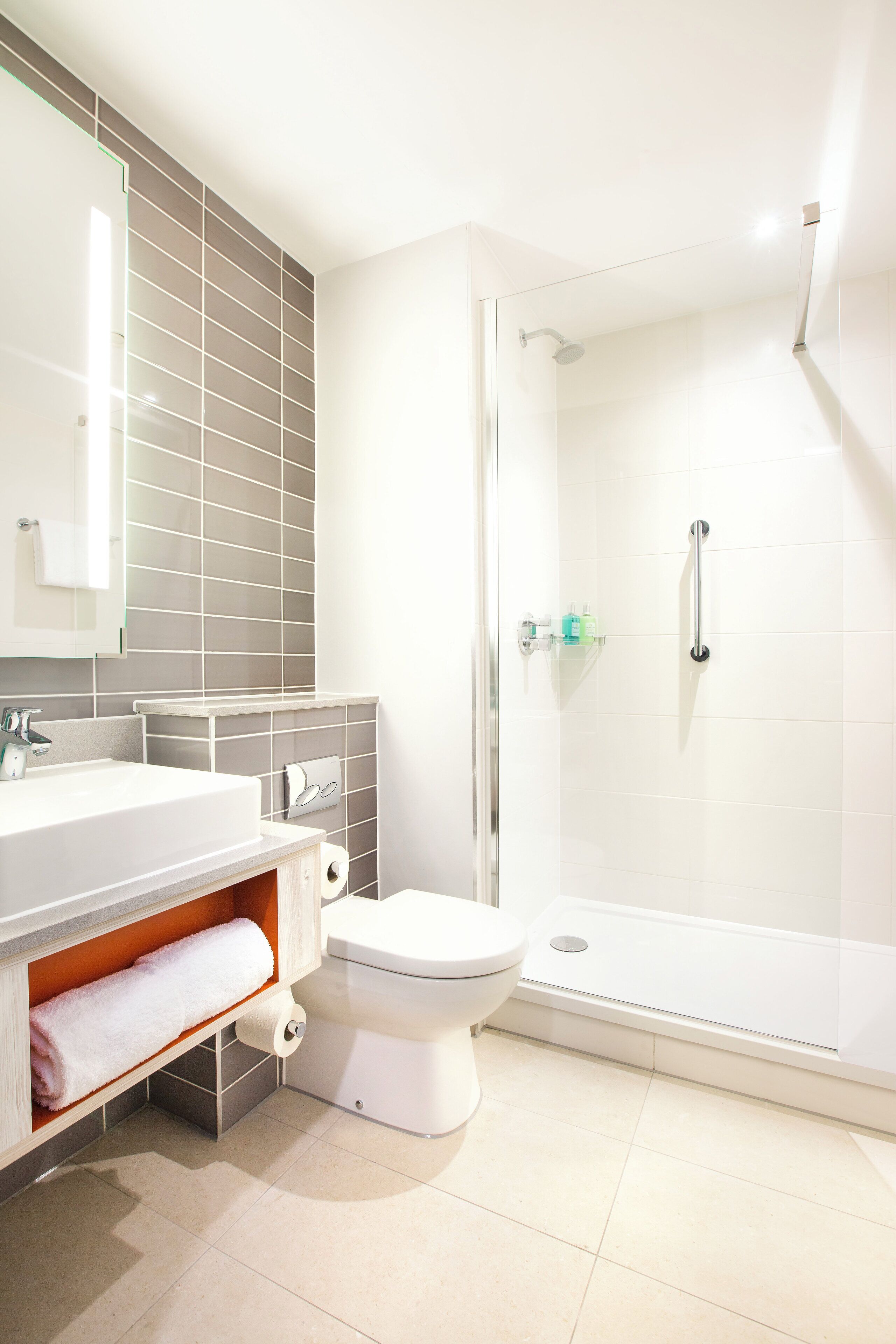 combined shower/bathtub, free toiletries, hair dryer, towels