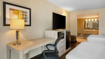 Habitación estándar, 2 camas matrimoniales, para no fumadores, refrigerador y microondas | Ropa de cama hipoalergénica y camas con pillow-top