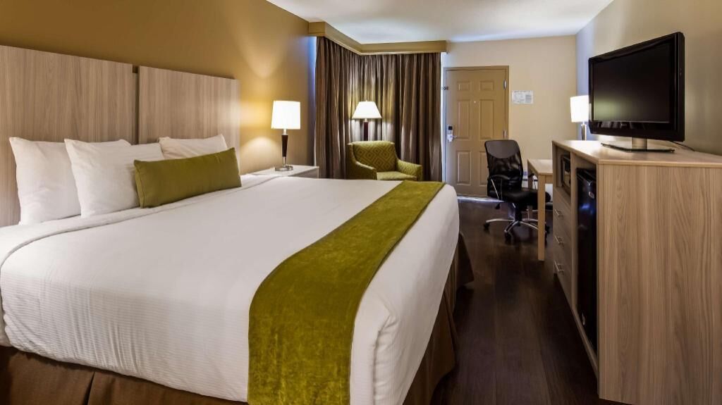 Hypo-allergenic bedding, pillowtop beds, in-room safe, desk