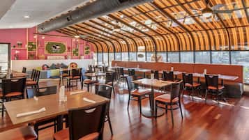 Se sirven comidas, cenas y cocina mexicana