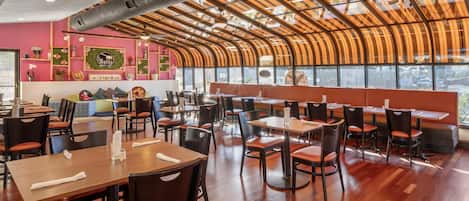 Se sirven comidas, cenas y cocina mexicana