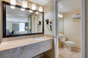 Bañera con ducha, artículos de tocador ecológicos, secador de pelo