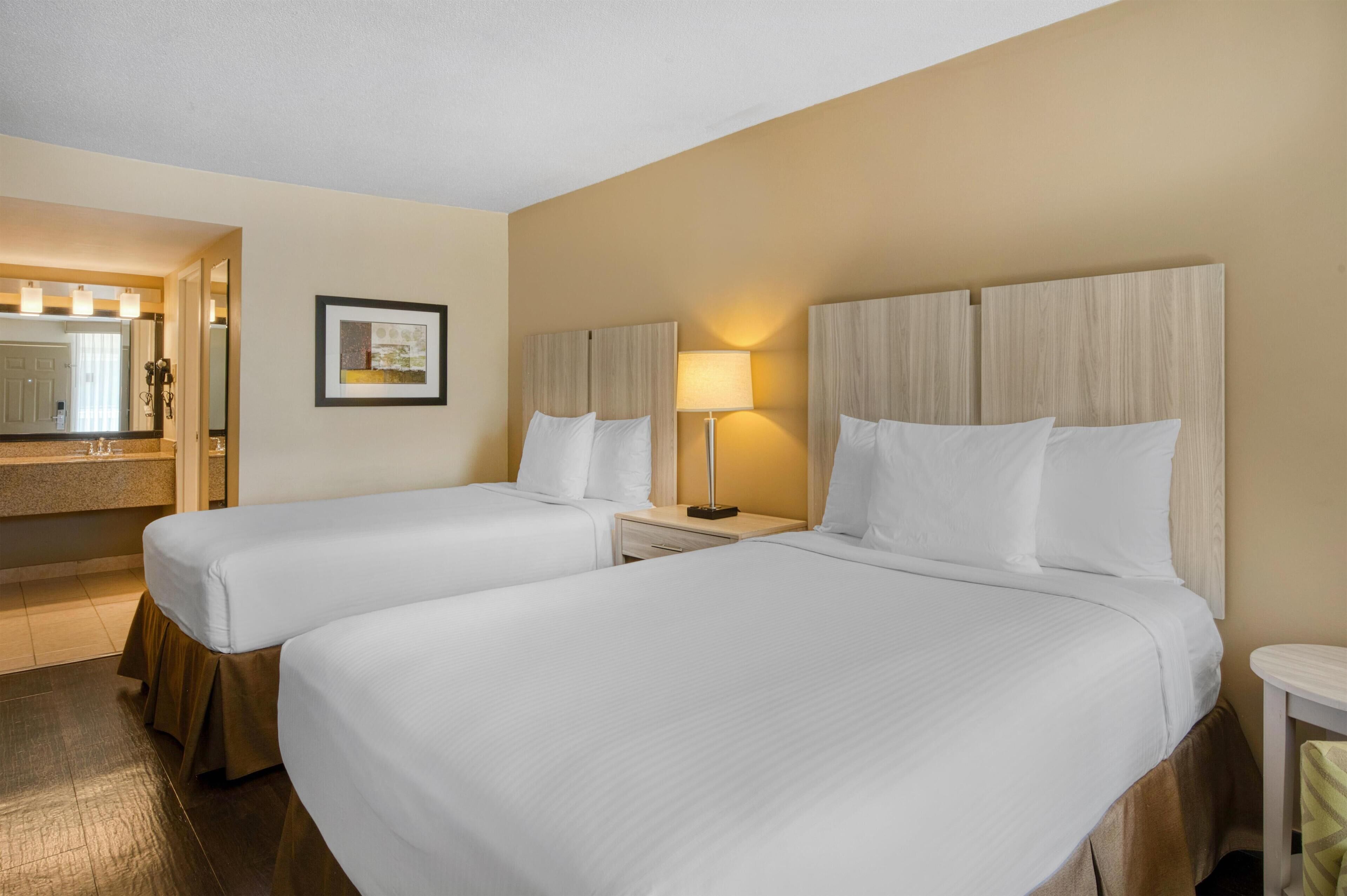 Kamar Standar, 2 Tempat Tidur Double, Bebas Asap Rokok, lemari es & microwave | Seprai antialergi, bantalan ekstra lembut, brankas, dan meja kerja