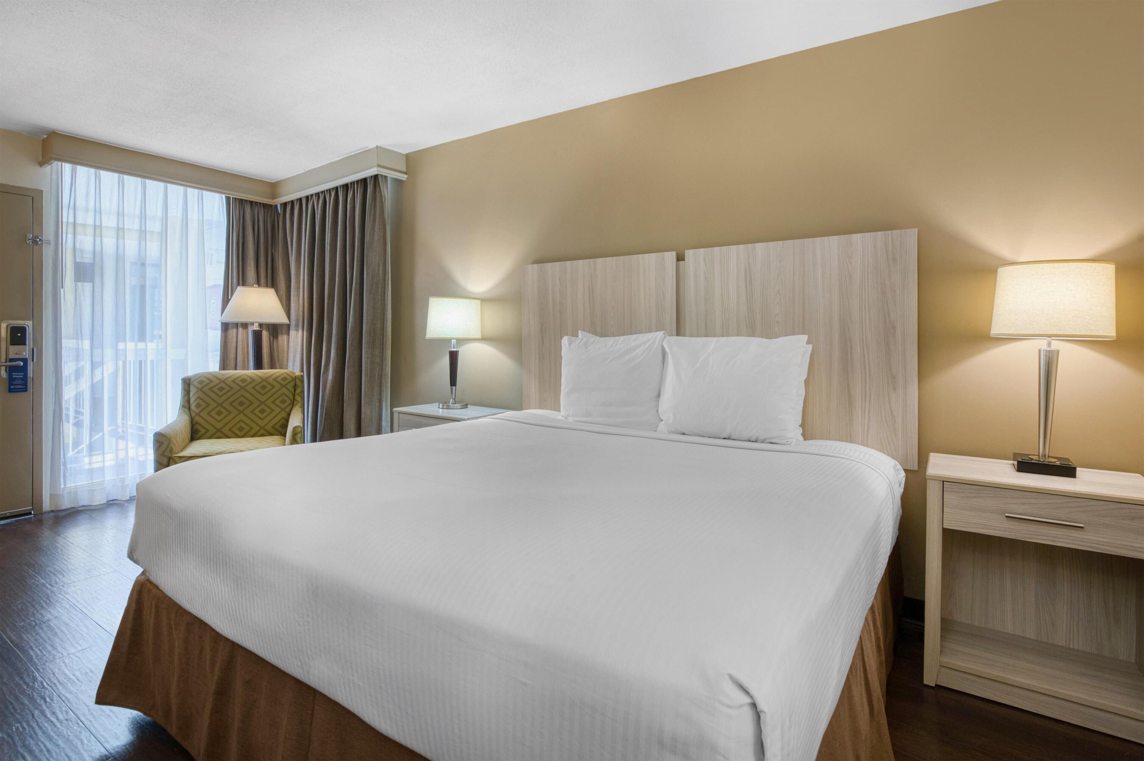 Kamar Standar, 1 Tempat Tidur King, Bebas Asap Rokok, lemari es & microwave | Seprai antialergi, bantalan ekstra lembut, brankas, dan meja kerja