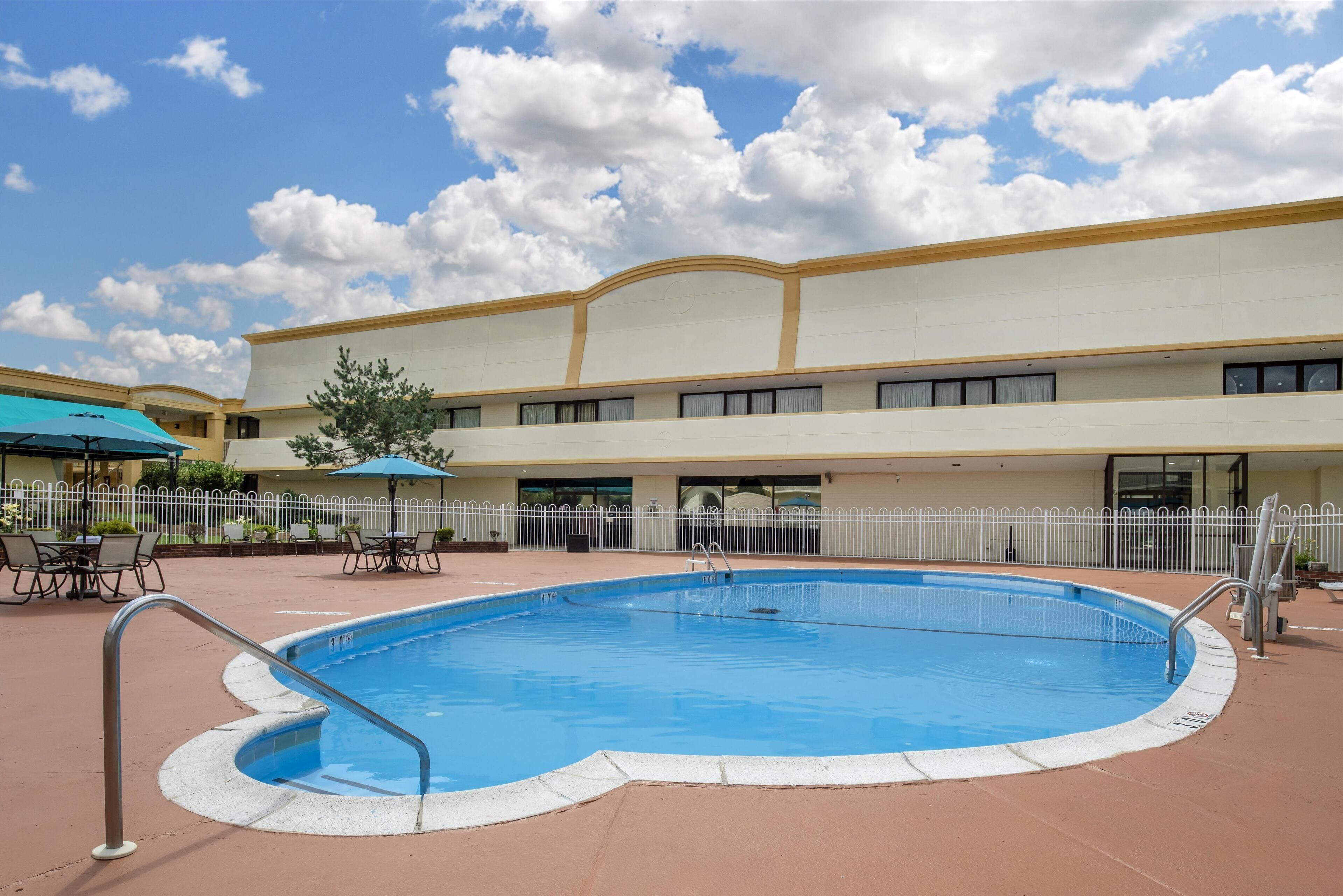 สระว่ายน้ำกลางแจ้ง