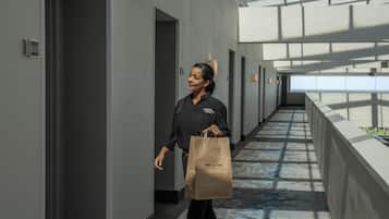 2 restaurants, breakfast, lunch, dinner served; American cuisine