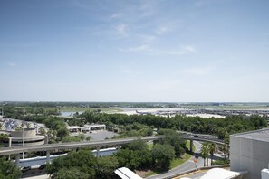 Luchtbeeld van een stadsgezicht met een snelweg, luchthaven en een waterpartij.