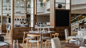 2 restaurantes, se sirven desayunos, comidas, cenas y cocina americana